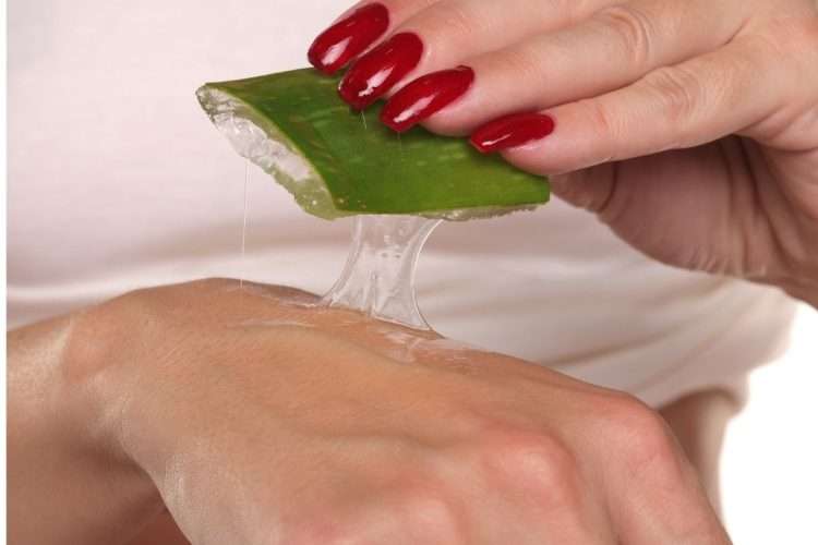Applicazione del gel di Aloe Vera sulla pelle per effetto lenitivo e idratante