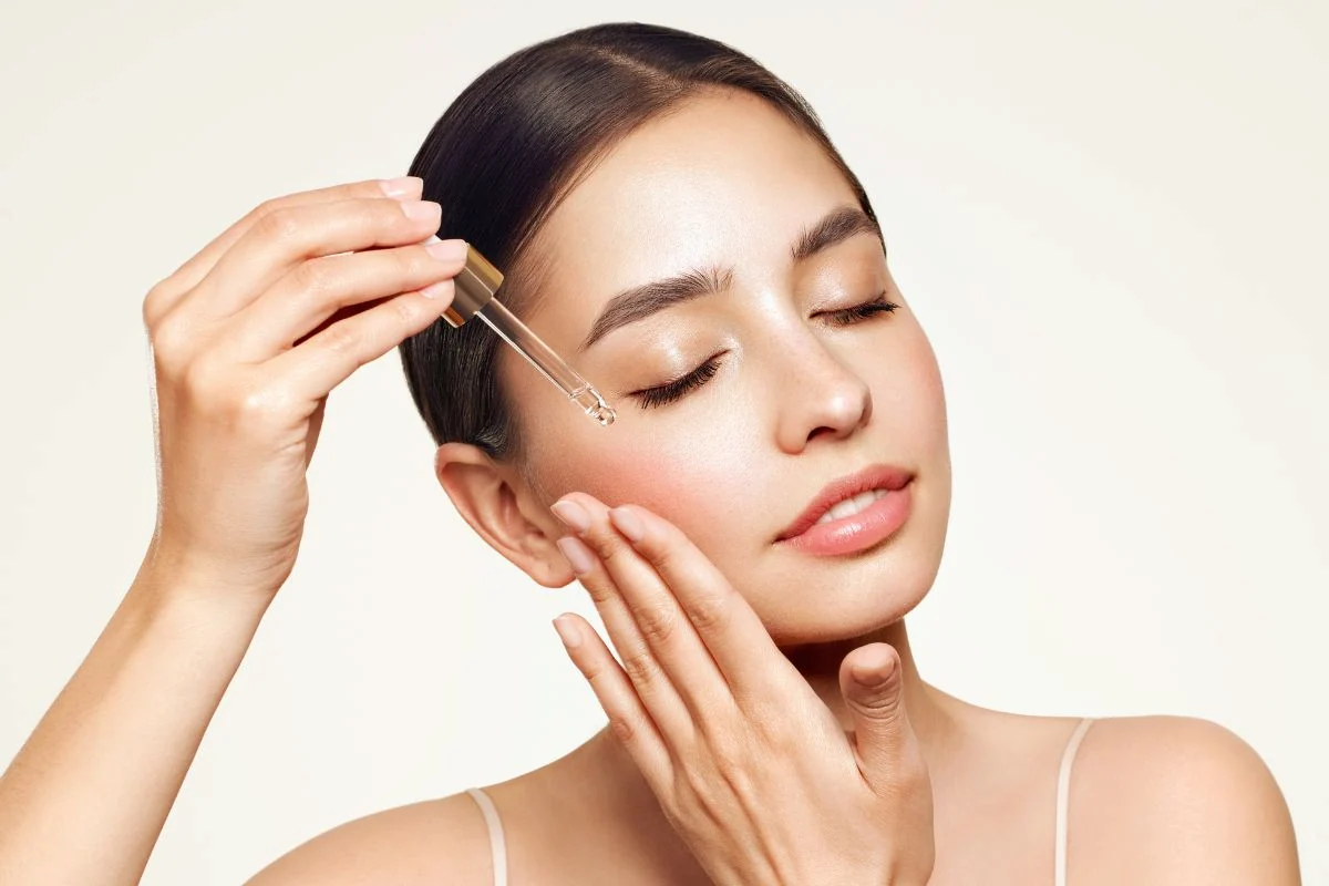 donna che applica il siero di vipera sul viso