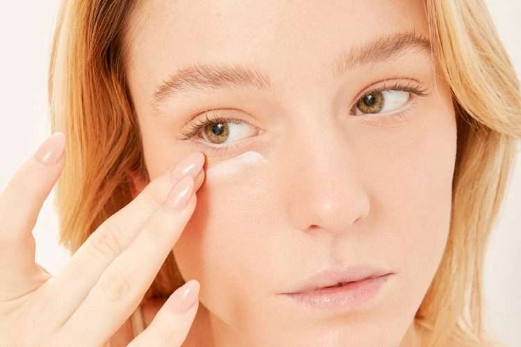 applicazione della crema contorno occhi
