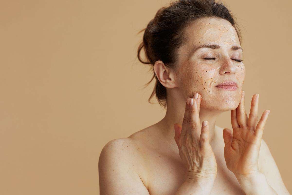 applicazione scrub naturale viso alla bava di lumaca